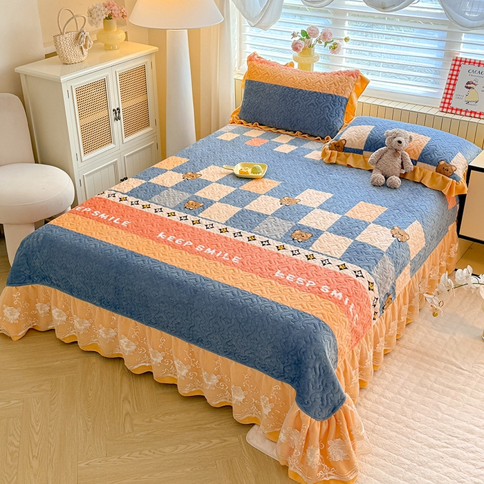 91家纺网 家纺一手货源 找家纺 美达家纺 2025新款高克重牛奶绒花边款夹棉床盖三件套 微笑熊