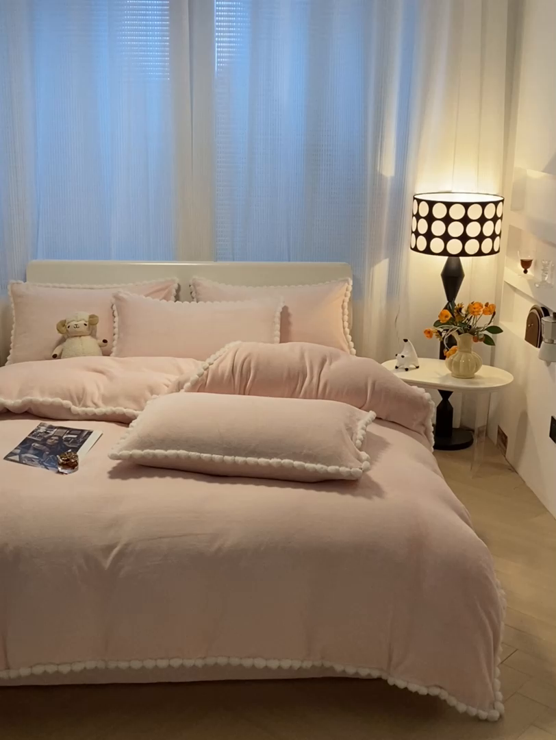 91家纺网 家纺一手货源 找家纺 （总）盛秋家纺 2025新款A类牛奶绒毛球工艺款四件套-琳达（暖光）