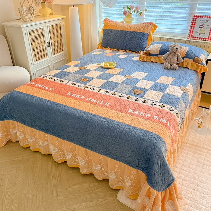 91家纺网 家纺一手货源 找家纺 美达家纺 2025新款高克重牛奶绒花边款夹棉床盖三件套 微笑熊