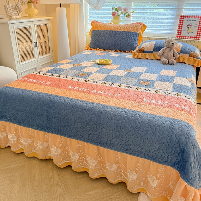 91家纺网 家纺一手货源 找家纺 美达家纺 2025新款高克重牛奶绒花边款夹棉床盖三件套 微笑熊