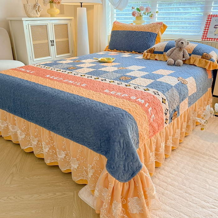 91家纺网 家纺一手货源 找家纺 美达家纺 2025新款高克重牛奶绒花边款夹棉床盖三件套 微笑熊