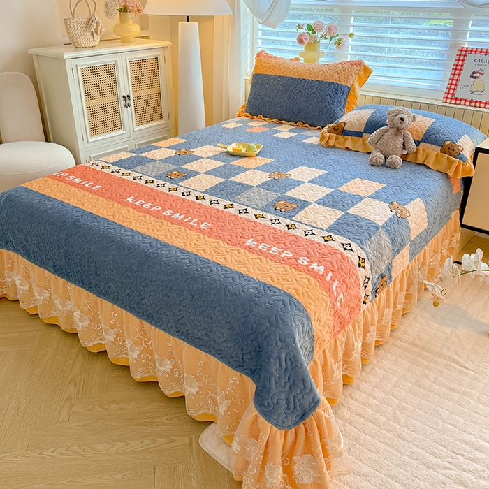 91家纺网 家纺一手货源 找家纺 美达家纺 2025新款高克重牛奶绒花边款夹棉床盖三件套 微笑熊