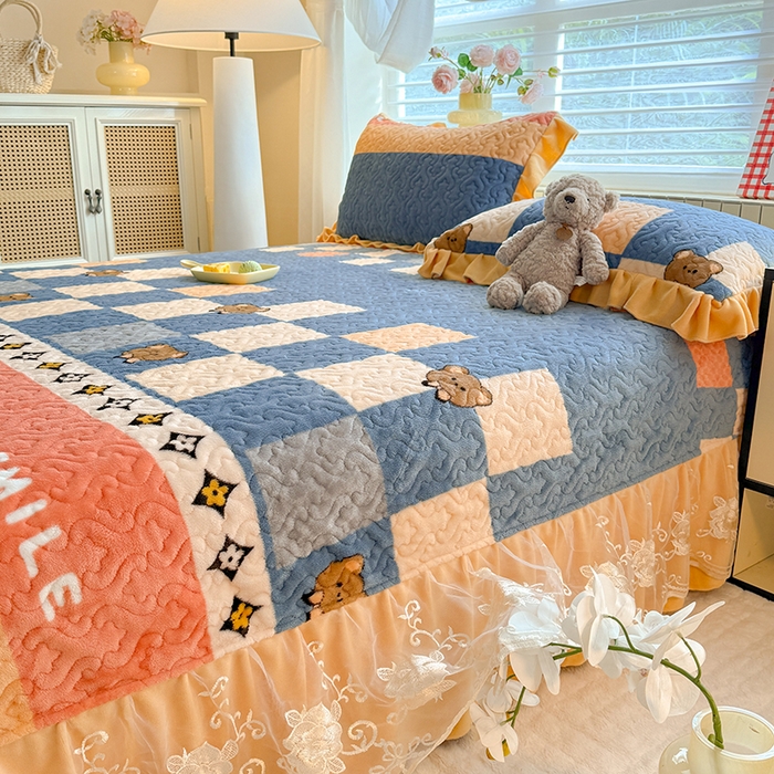 91家纺网 家纺一手货源 找家纺 美达家纺 2025新款高克重牛奶绒花边款夹棉床盖三件套 微笑熊