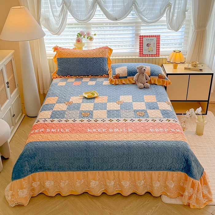 91家纺网 家纺一手货源 找家纺 美达家纺 2025新款高克重牛奶绒花边款夹棉床盖三件套 微笑熊