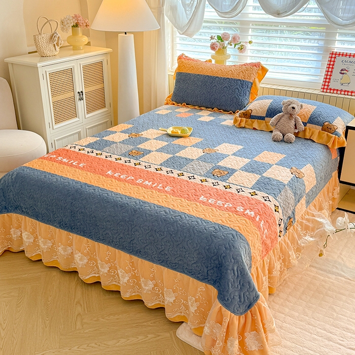 91家纺网 家纺一手货源 找家纺 美达家纺 2025新款高克重牛奶绒花边款夹棉床盖三件套 微笑熊