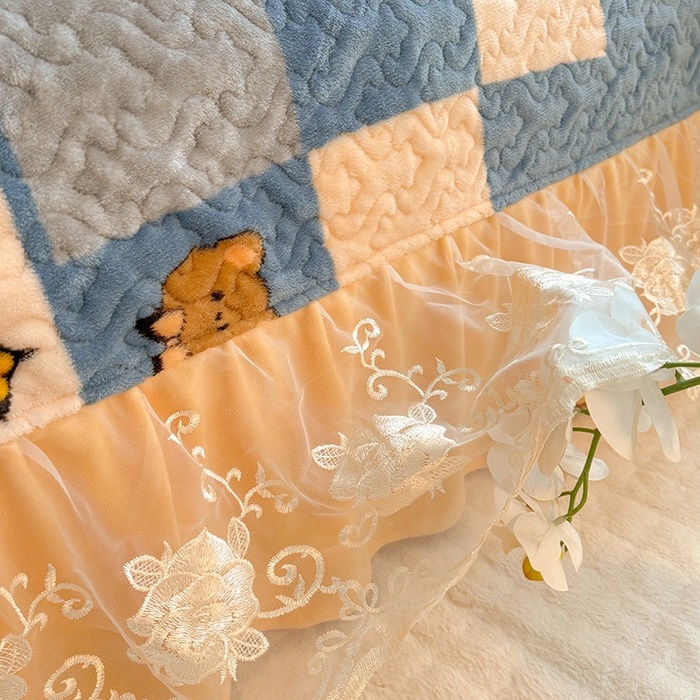 91家纺网 家纺一手货源 找家纺 美达家纺 2025新款高克重牛奶绒花边款夹棉床盖三件套 微笑熊