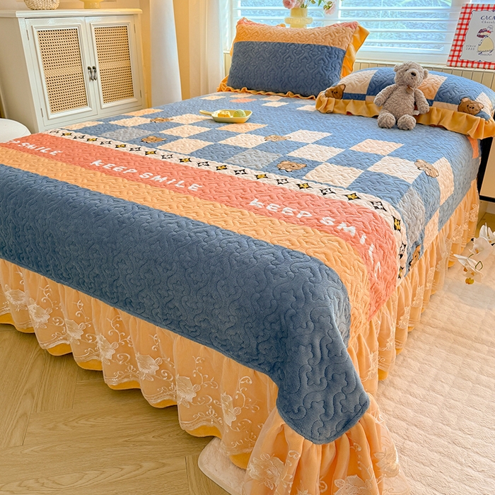 91家纺网 家纺一手货源 找家纺 美达家纺 2025新款高克重牛奶绒花边款夹棉床盖三件套 微笑熊