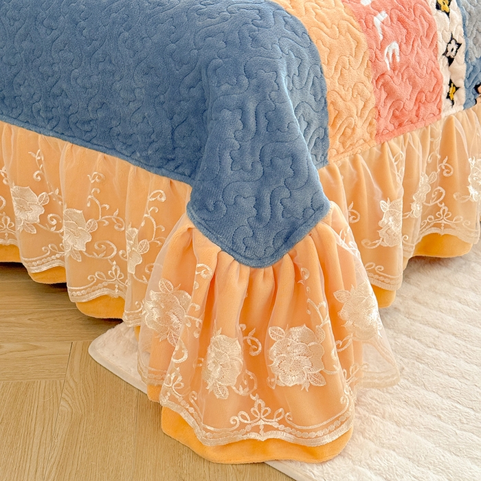 91家纺网 家纺一手货源 找家纺 美达家纺 2025新款高克重牛奶绒花边款夹棉床盖三件套 微笑熊