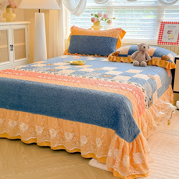 91家纺网 家纺一手货源 找家纺 美达家纺 2025新款高克重牛奶绒花边款夹棉床盖三件套 微笑熊