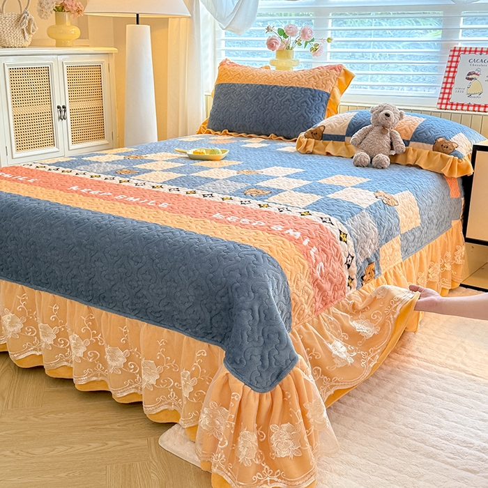 91家纺网 家纺一手货源 找家纺 美达家纺 2025新款高克重牛奶绒花边款夹棉床盖三件套 微笑熊