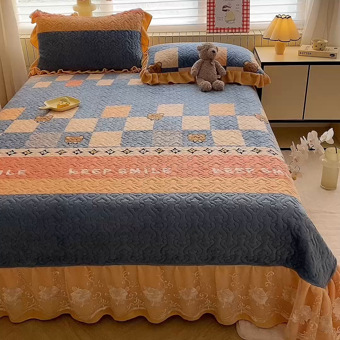 91家纺网 家纺一手货源 找家纺 美达家纺 2025新款高克重牛奶绒花边款夹棉床盖三件套 微笑熊