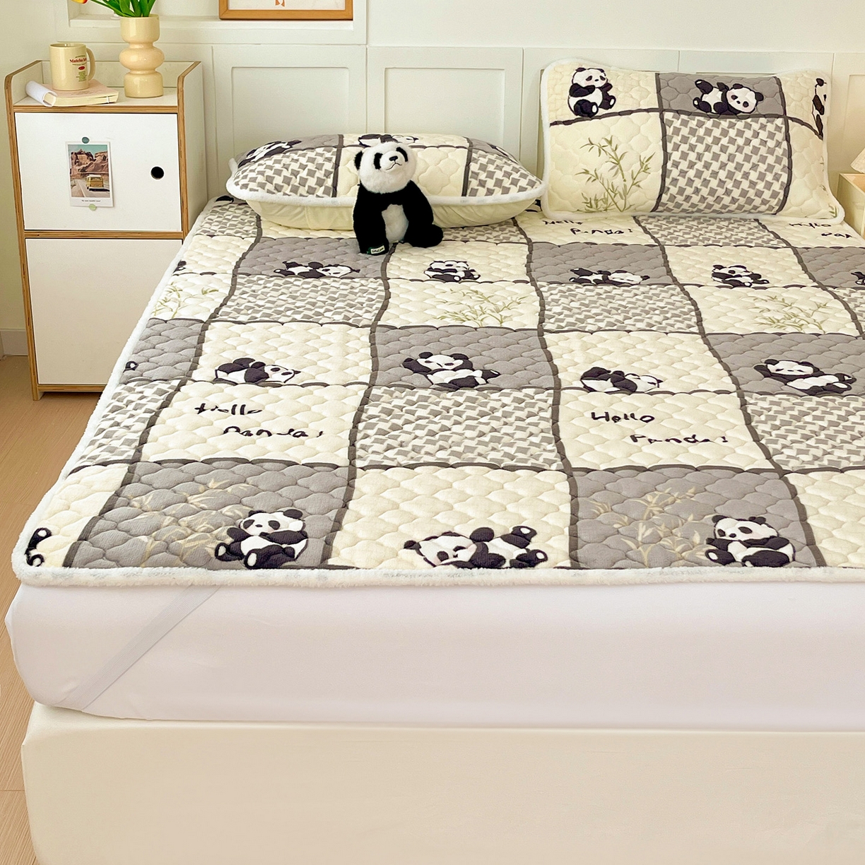 91家纺网 家纺一手货源 找家纺 富馨莱 2025新款牛奶绒夹棉床垫床盖支持一件定制 格子熊猫