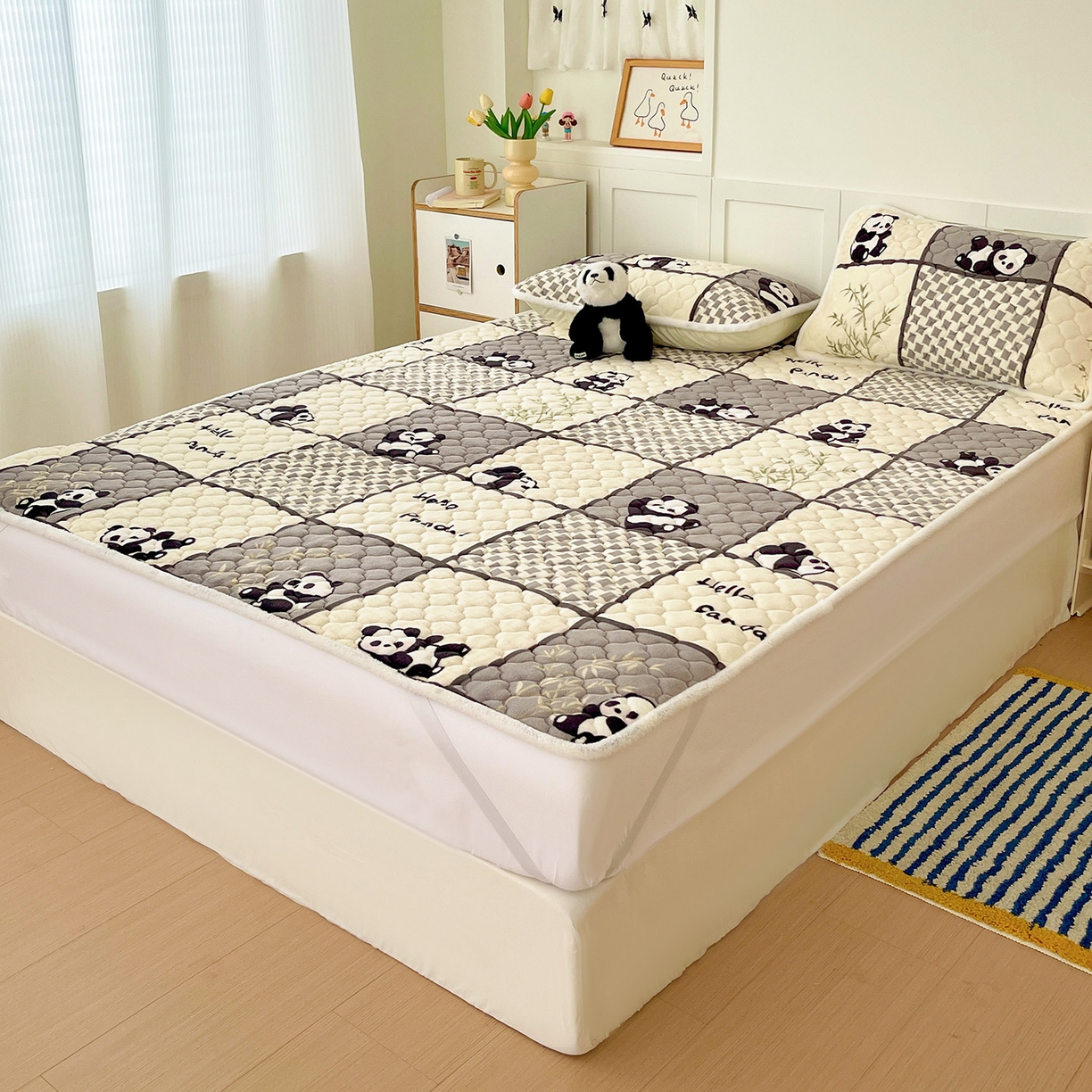 91家纺网 家纺一手货源 找家纺 富馨莱 2025新款牛奶绒夹棉床垫床盖支持一件定制 格子熊猫