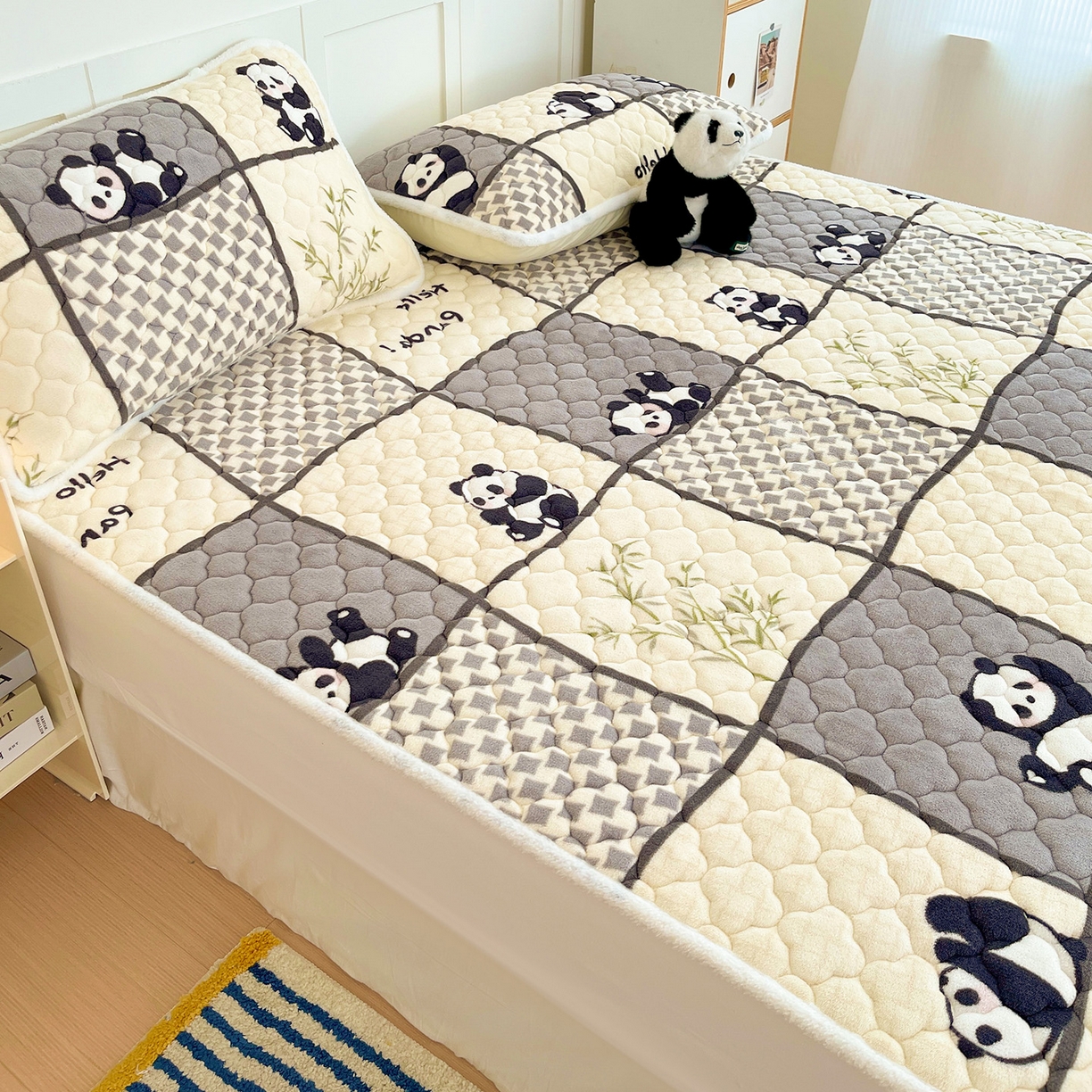 91家纺网 家纺一手货源 找家纺 富馨莱 2025新款牛奶绒夹棉床垫床盖支持一件定制 格子熊猫