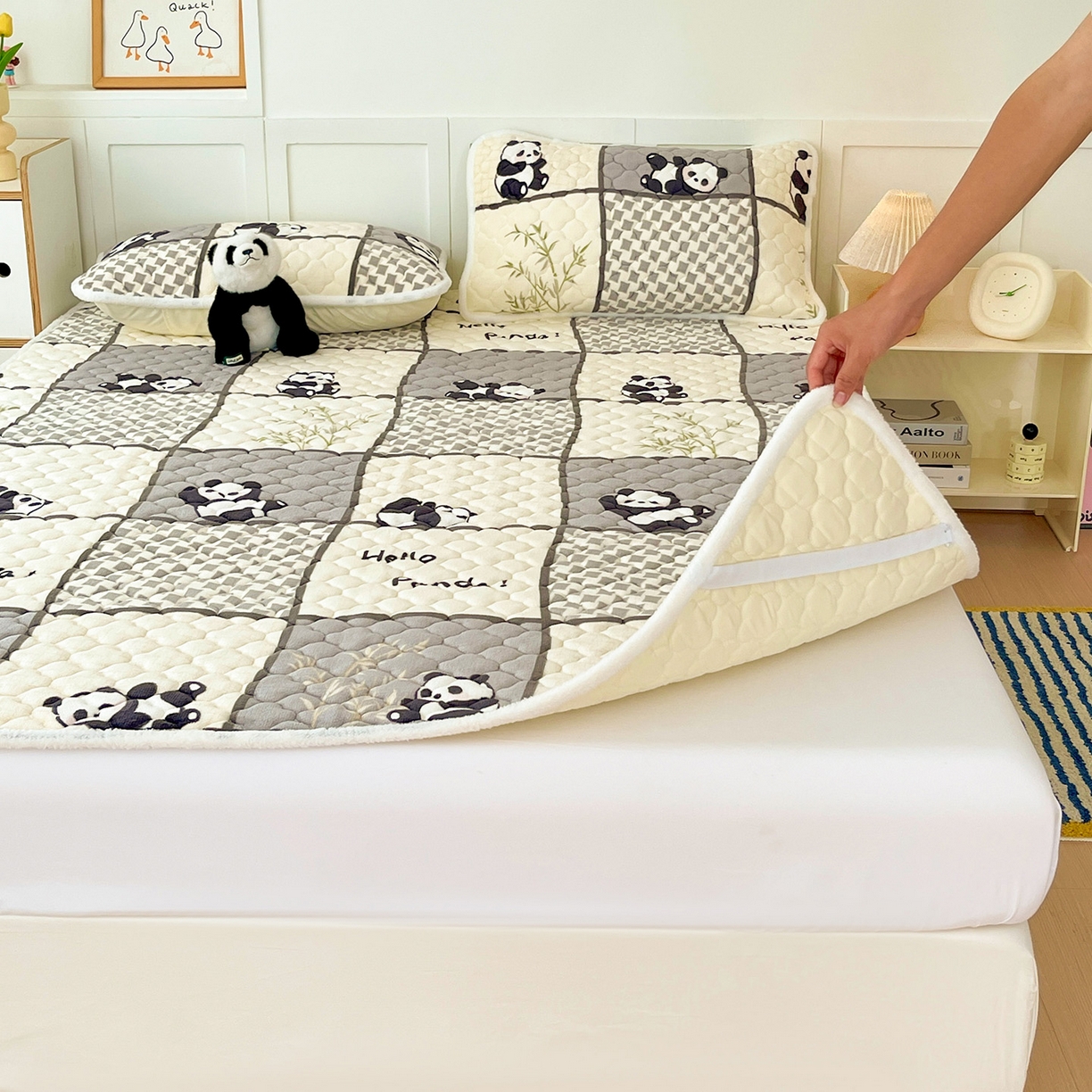91家纺网 家纺一手货源 找家纺 富馨莱 2025新款牛奶绒夹棉床垫床盖支持一件定制 格子熊猫