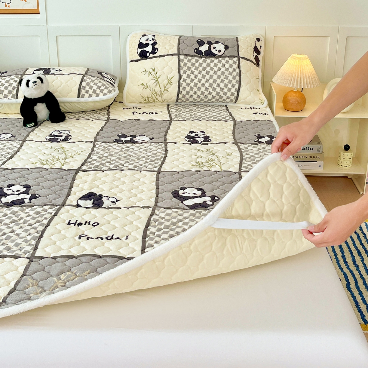 91家纺网 家纺一手货源 找家纺 富馨莱 2025新款牛奶绒夹棉床垫床盖支持一件定制 格子熊猫