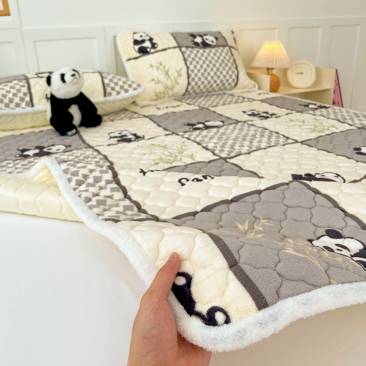 91家纺网 家纺一手货源 找家纺 富馨莱 2025新款牛奶绒夹棉床垫床盖支持一件定制 格子熊猫