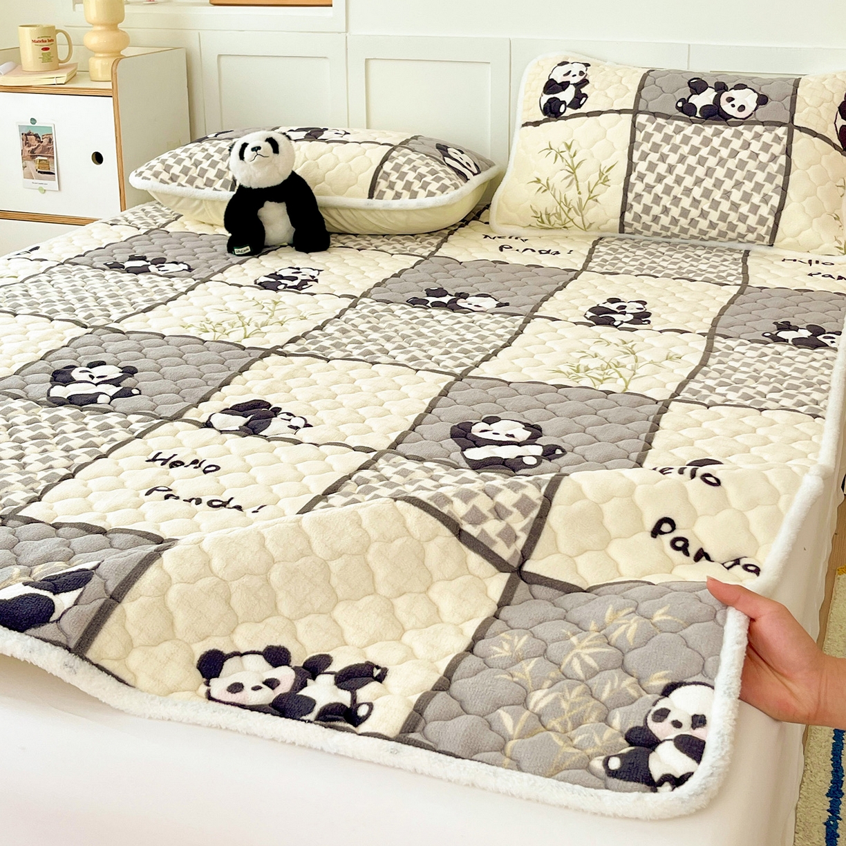 91家纺网 家纺一手货源 找家纺 富馨莱 2025新款牛奶绒夹棉床垫床盖支持一件定制 格子熊猫
