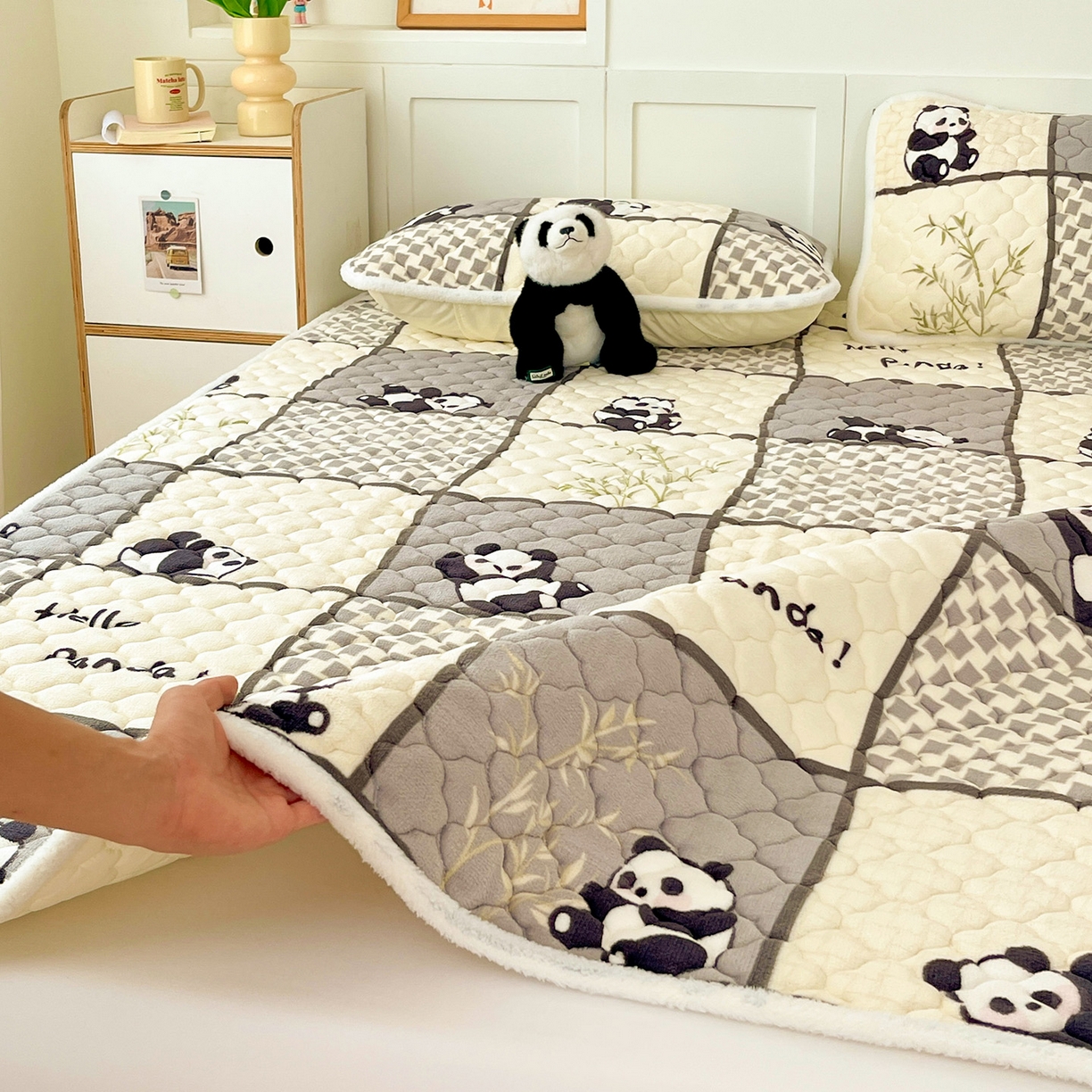 91家纺网 家纺一手货源 找家纺 富馨莱 2025新款牛奶绒夹棉床垫床盖支持一件定制 格子熊猫
