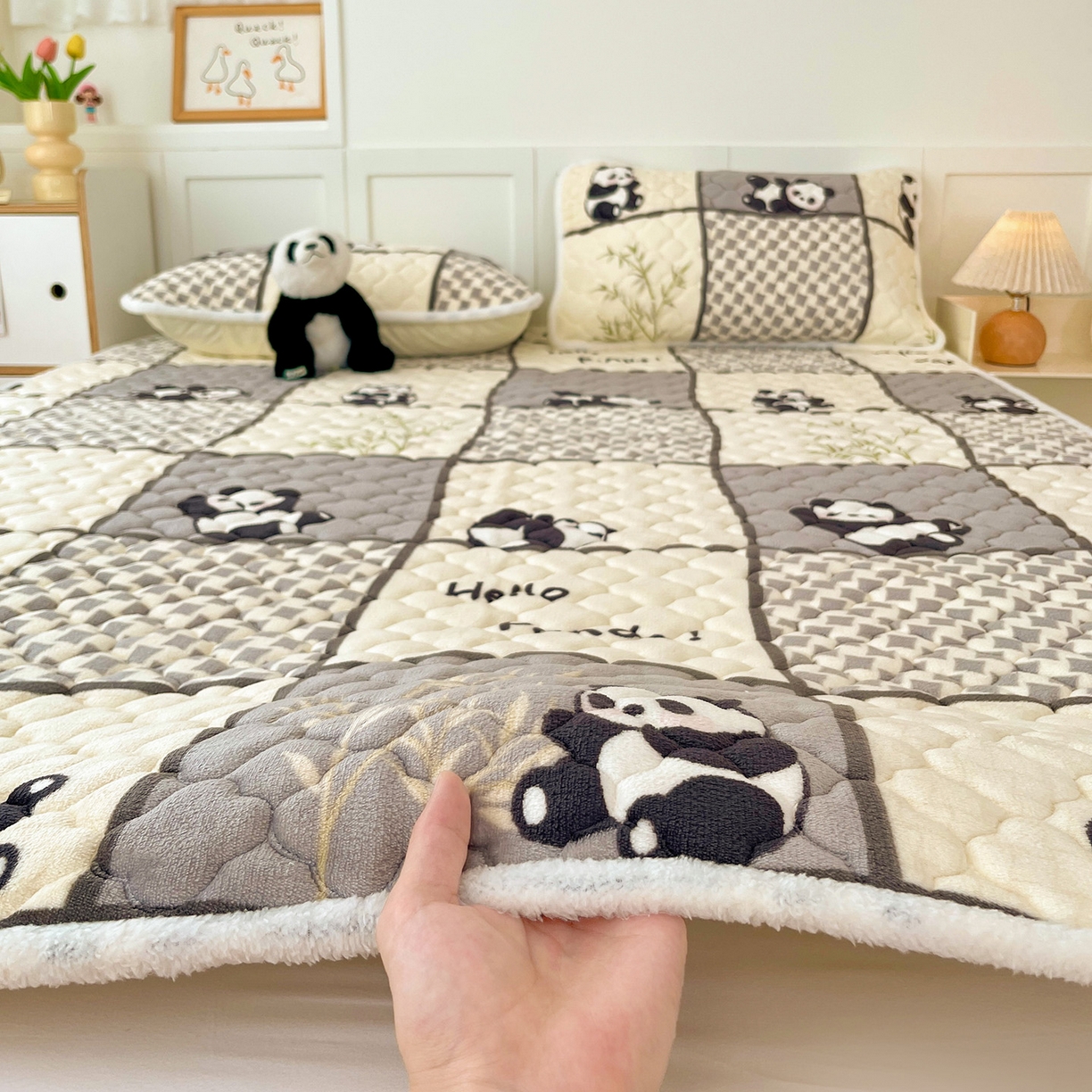 91家纺网 家纺一手货源 找家纺 富馨莱 2025新款牛奶绒夹棉床垫床盖支持一件定制 格子熊猫