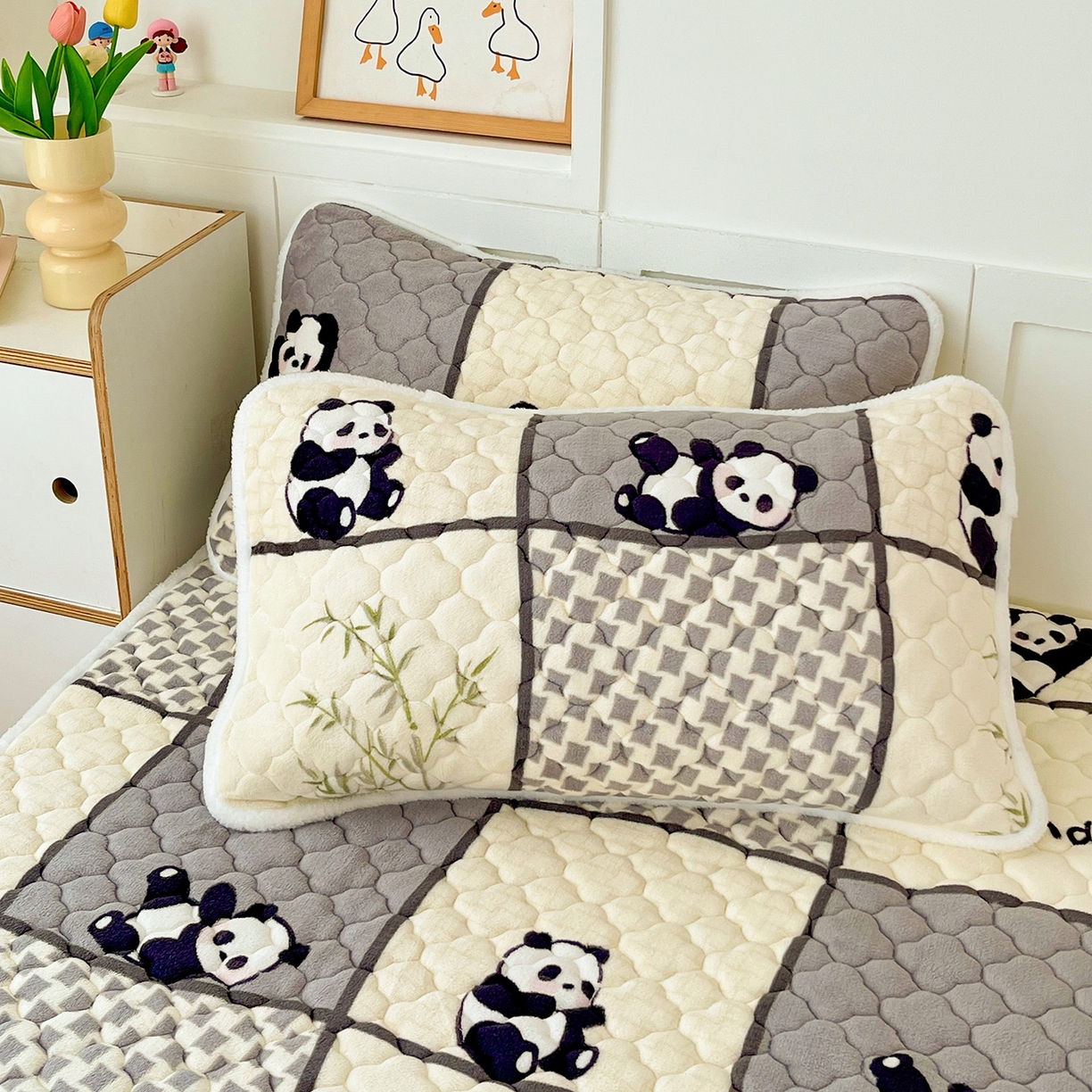 91家纺网 家纺一手货源 找家纺 富馨莱 2025新款牛奶绒夹棉床垫床盖支持一件定制 格子熊猫