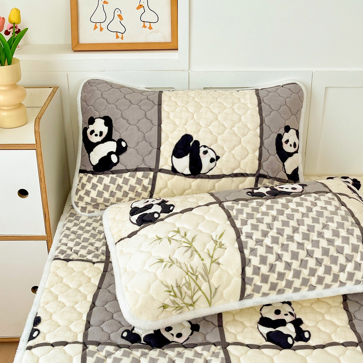 91家纺网 家纺一手货源 找家纺 富馨莱 2025新款牛奶绒夹棉床垫床盖支持一件定制 格子熊猫