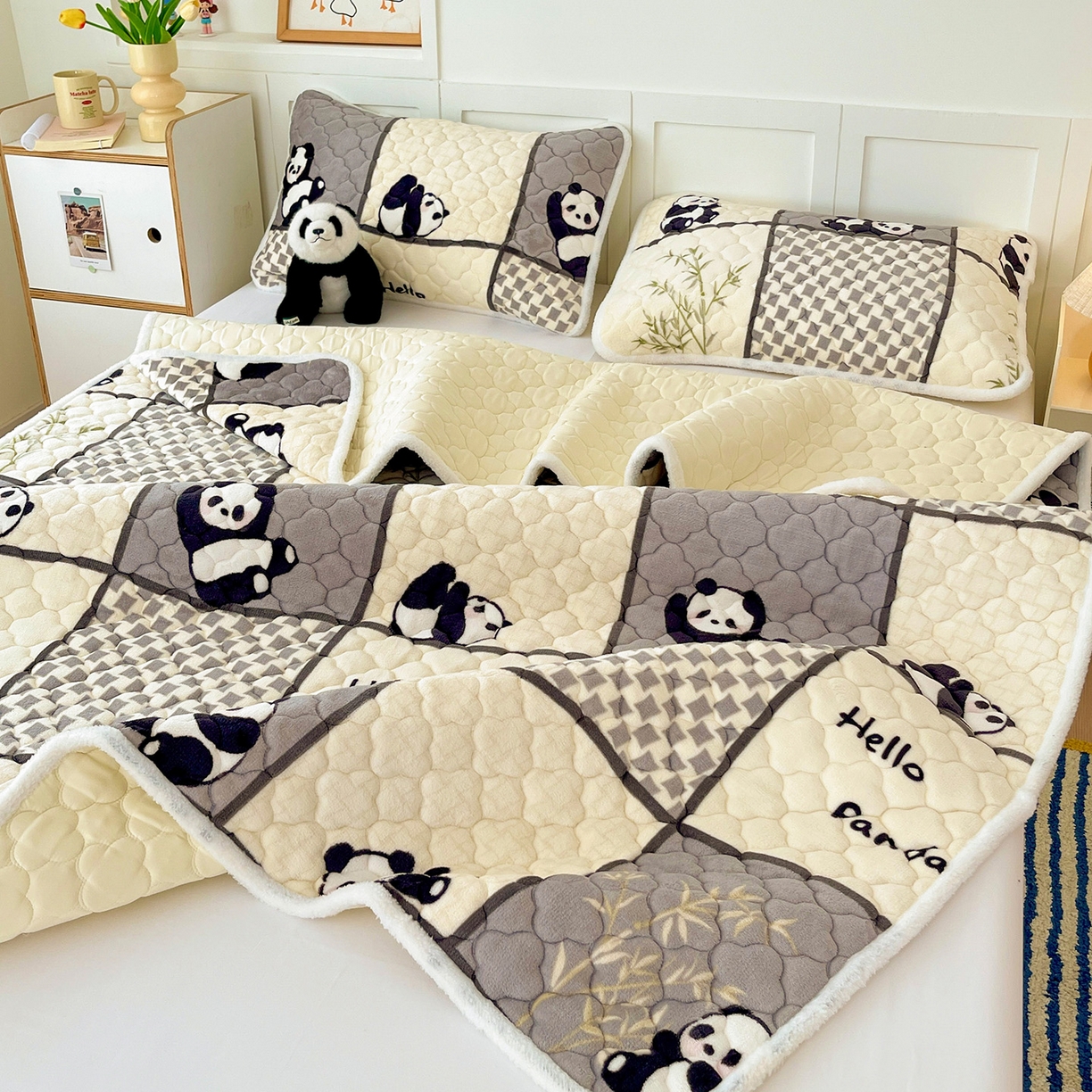 91家纺网 家纺一手货源 找家纺 富馨莱 2025新款牛奶绒夹棉床垫床盖支持一件定制 格子熊猫