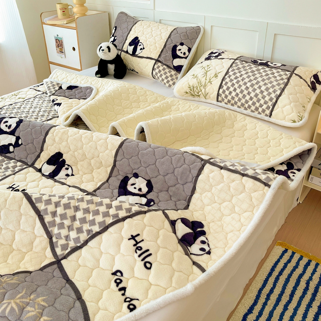 91家纺网 家纺一手货源 找家纺 富馨莱 2025新款牛奶绒夹棉床垫床盖支持一件定制 格子熊猫
