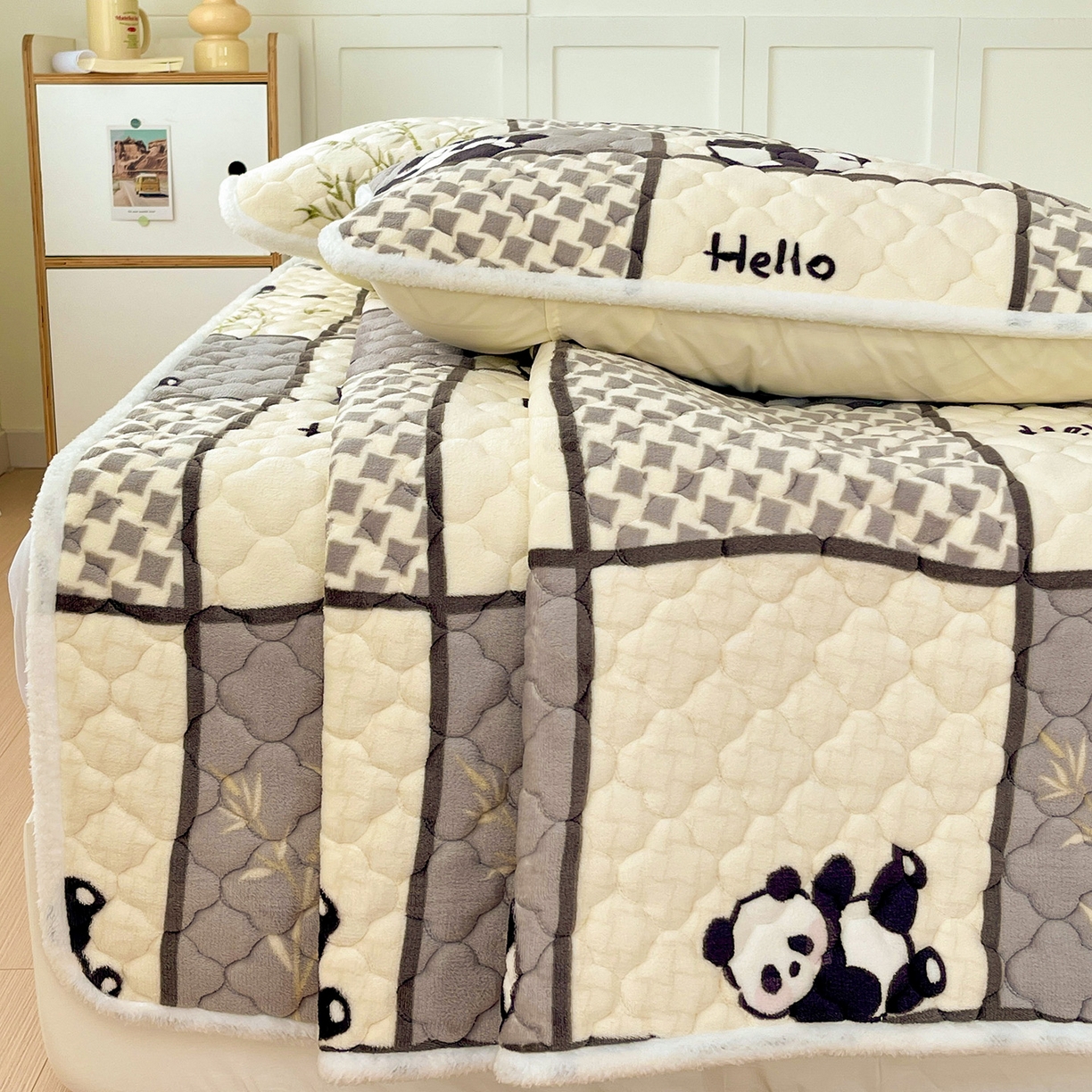 91家纺网 家纺一手货源 找家纺 富馨莱 2025新款牛奶绒夹棉床垫床盖支持一件定制 格子熊猫