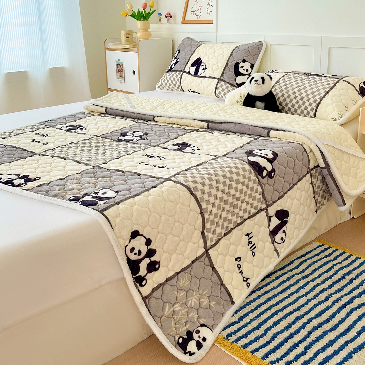 91家纺网 家纺一手货源 找家纺 富馨莱 2025新款牛奶绒夹棉床垫床盖支持一件定制 格子熊猫