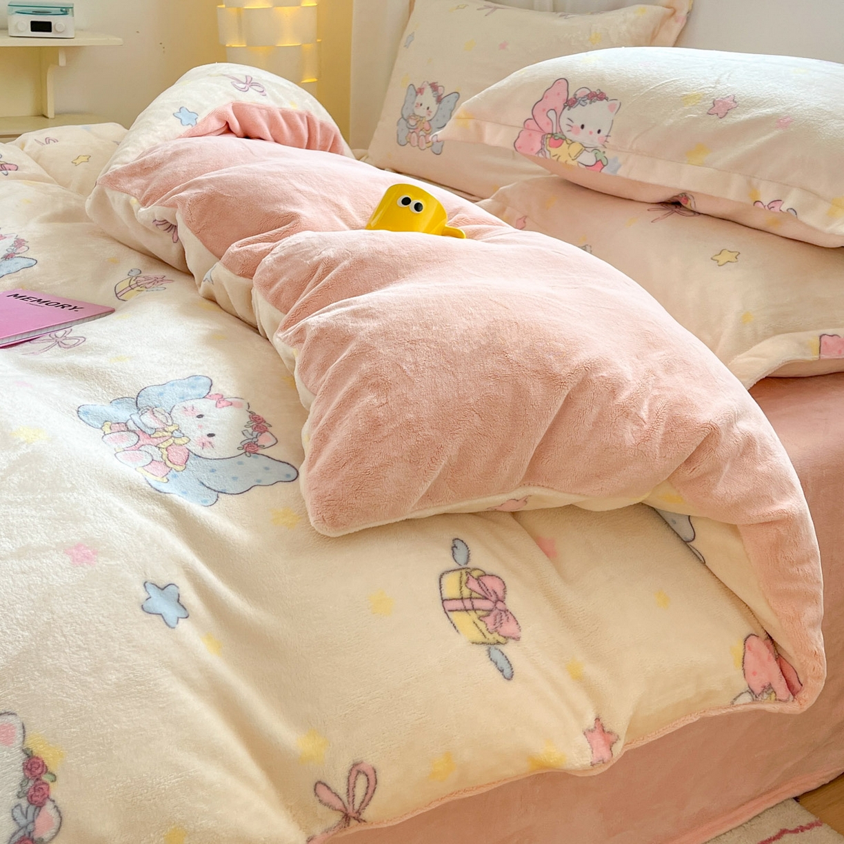 91家纺网 家纺一手货源 找家纺 沐慕 2025新款高克重牛奶绒四件套 牛奶绒-猫咪仙子