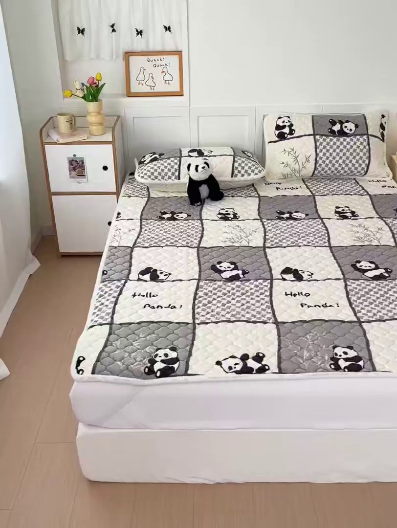 91家纺网 家纺一手货源 找家纺 富馨莱 2025新款牛奶绒夹棉床垫床盖支持一件定制 格子熊猫