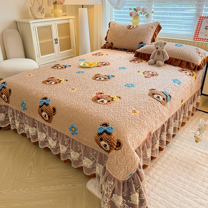 91家纺网 家纺一手货源 找家纺 美达家纺 2025新款高克重牛奶绒花边款夹棉床盖三件套 针织熊