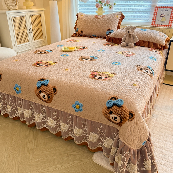 91家纺网 家纺一手货源 找家纺 美达家纺 2025新款高克重牛奶绒花边款夹棉床盖三件套 针织熊