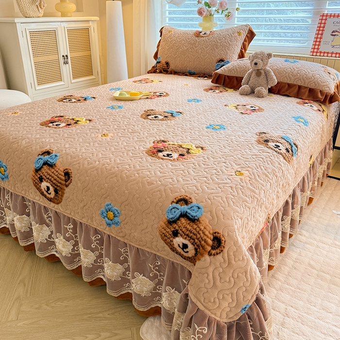 91家纺网 家纺一手货源 找家纺 美达家纺 2025新款高克重牛奶绒花边款夹棉床盖三件套 针织熊