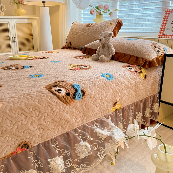 91家纺网 家纺一手货源 找家纺 美达家纺 2025新款高克重牛奶绒花边款夹棉床盖三件套 针织熊