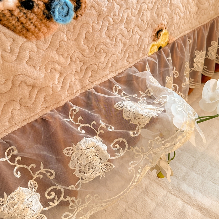 91家纺网 家纺一手货源 找家纺 美达家纺 2025新款高克重牛奶绒花边款夹棉床盖三件套 针织熊