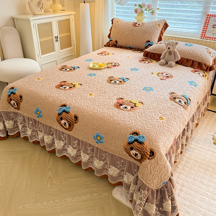 91家纺网 家纺一手货源 找家纺 美达家纺 2025新款高克重牛奶绒花边款夹棉床盖三件套 针织熊