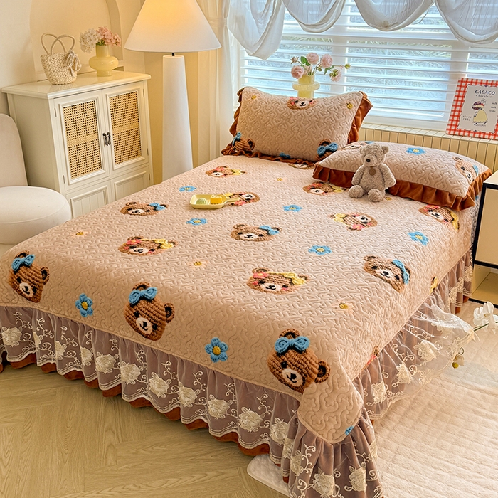 91家纺网 家纺一手货源 找家纺 美达家纺 2025新款高克重牛奶绒花边款夹棉床盖三件套 针织熊