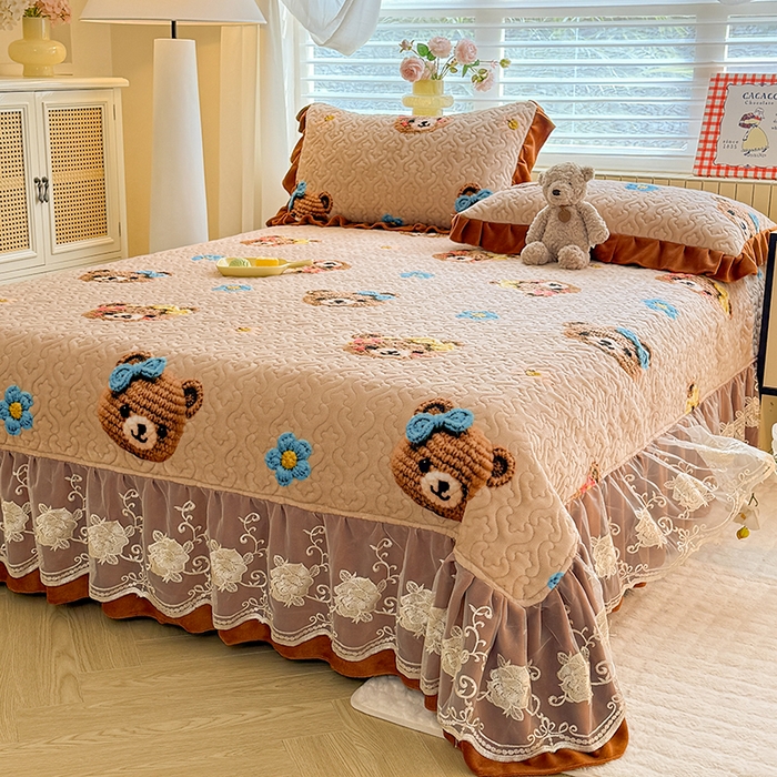 91家纺网 家纺一手货源 找家纺 美达家纺 2025新款高克重牛奶绒花边款夹棉床盖三件套 针织熊