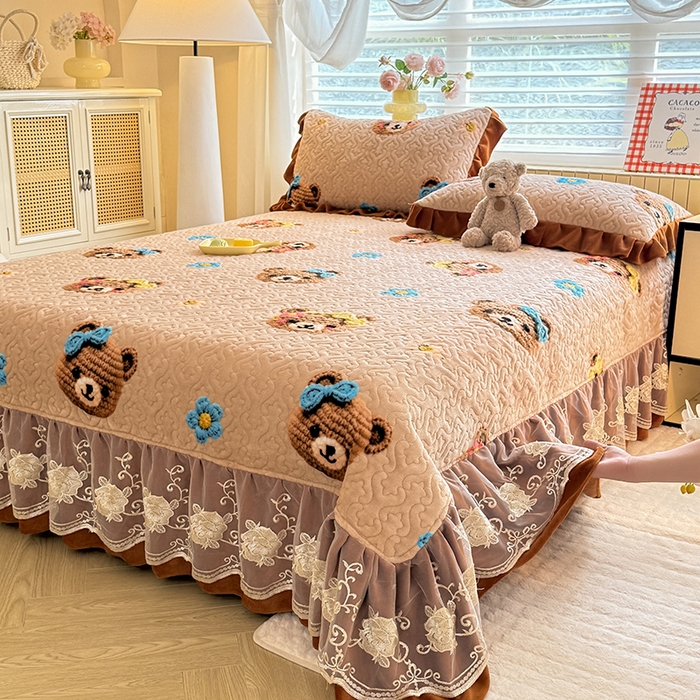 91家纺网 家纺一手货源 找家纺 美达家纺 2025新款高克重牛奶绒花边款夹棉床盖三件套 针织熊