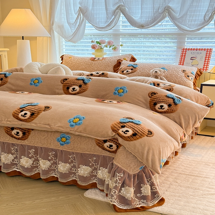 91家纺网 家纺一手货源 找家纺 美达家纺 2025新款高克重牛奶绒花边款夹棉床盖三件套 针织熊