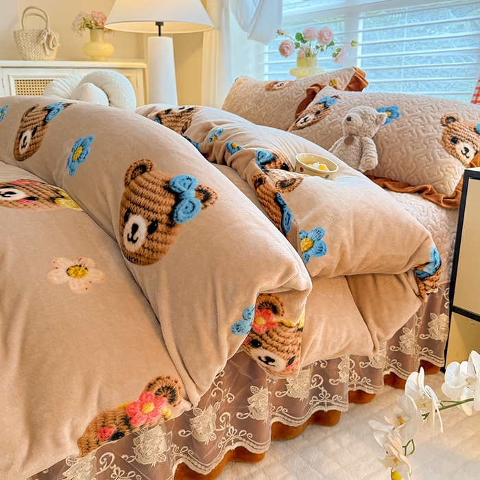 91家纺网 家纺一手货源 找家纺 美达家纺 2025新款高克重牛奶绒花边款夹棉床盖三件套 针织熊