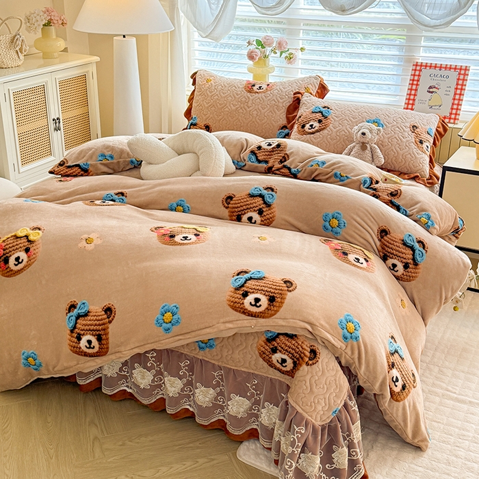 91家纺网 家纺一手货源 找家纺 美达家纺 2025新款高克重牛奶绒花边款夹棉床盖三件套 针织熊