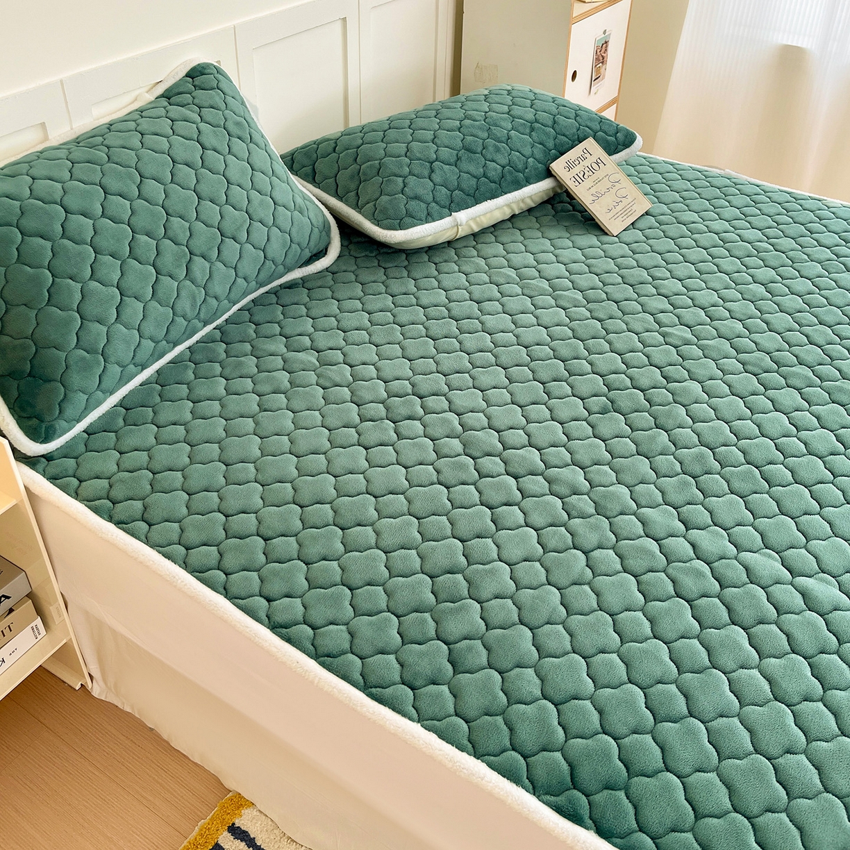 91家纺网 家纺一手货源 找家纺 富馨莱 2025新款牛奶绒夹棉床垫床盖支持一件定制 孔雀蓝