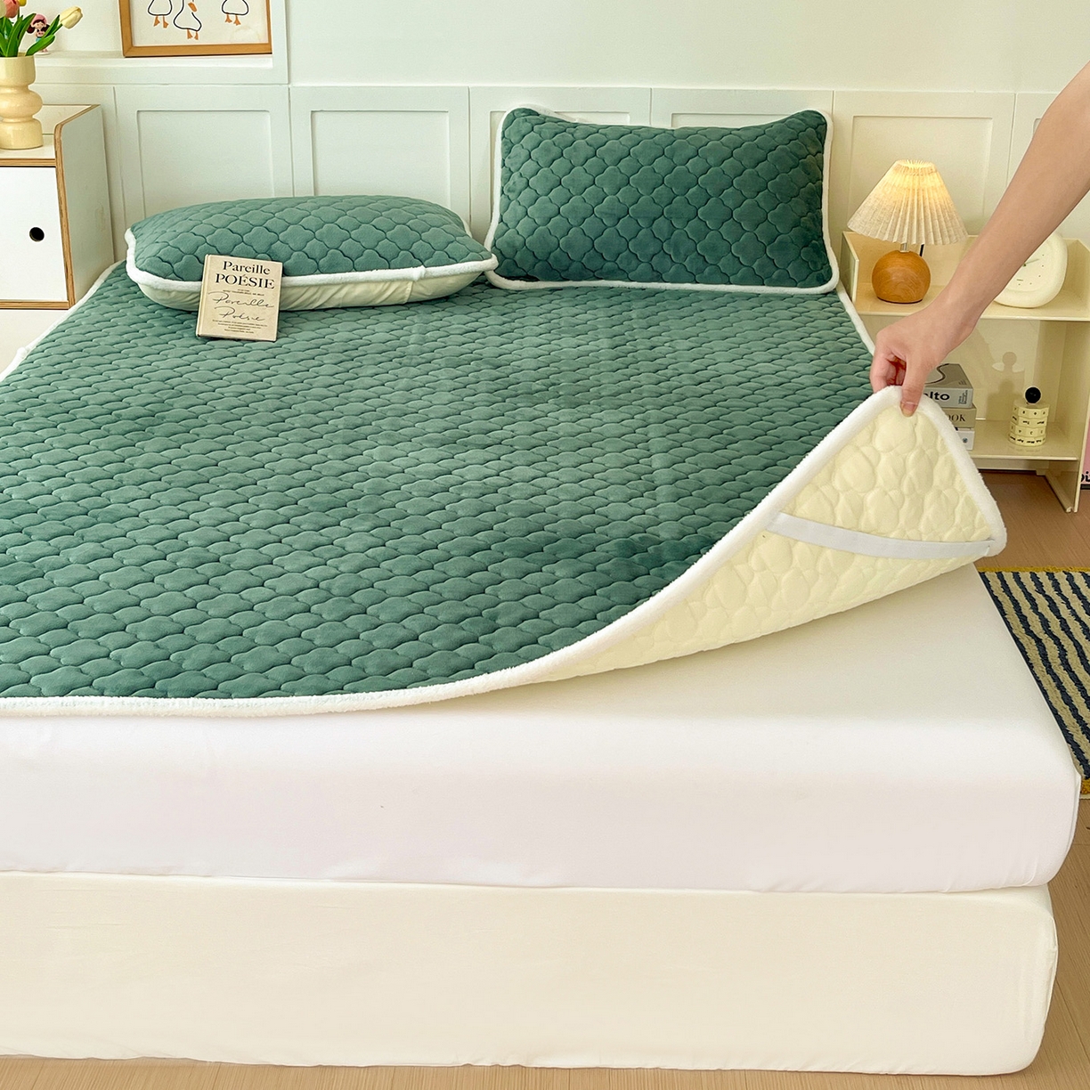 91家纺网 家纺一手货源 找家纺 富馨莱 2025新款牛奶绒夹棉床垫床盖支持一件定制 孔雀蓝