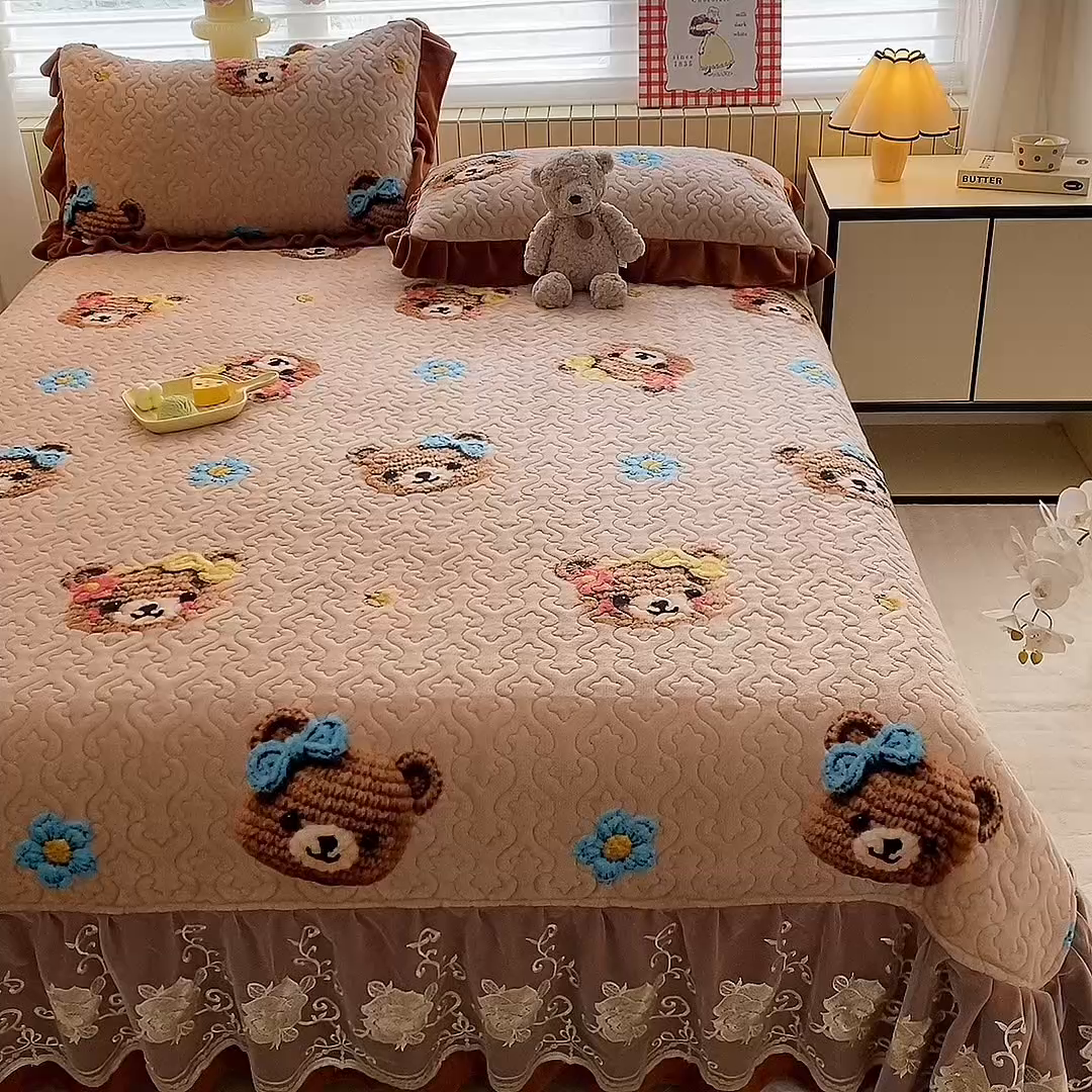 91家纺网 家纺一手货源 找家纺 美达家纺 2025新款高克重牛奶绒花边款夹棉床盖三件套 针织熊