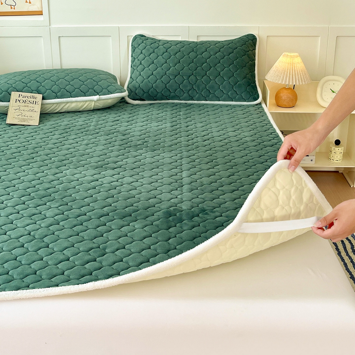 91家纺网 家纺一手货源 找家纺 富馨莱 2025新款牛奶绒夹棉床垫床盖支持一件定制 孔雀蓝