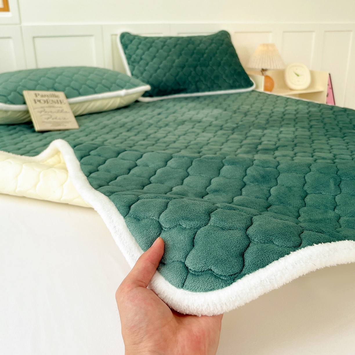 91家纺网 家纺一手货源 找家纺 富馨莱 2025新款牛奶绒夹棉床垫床盖支持一件定制 孔雀蓝