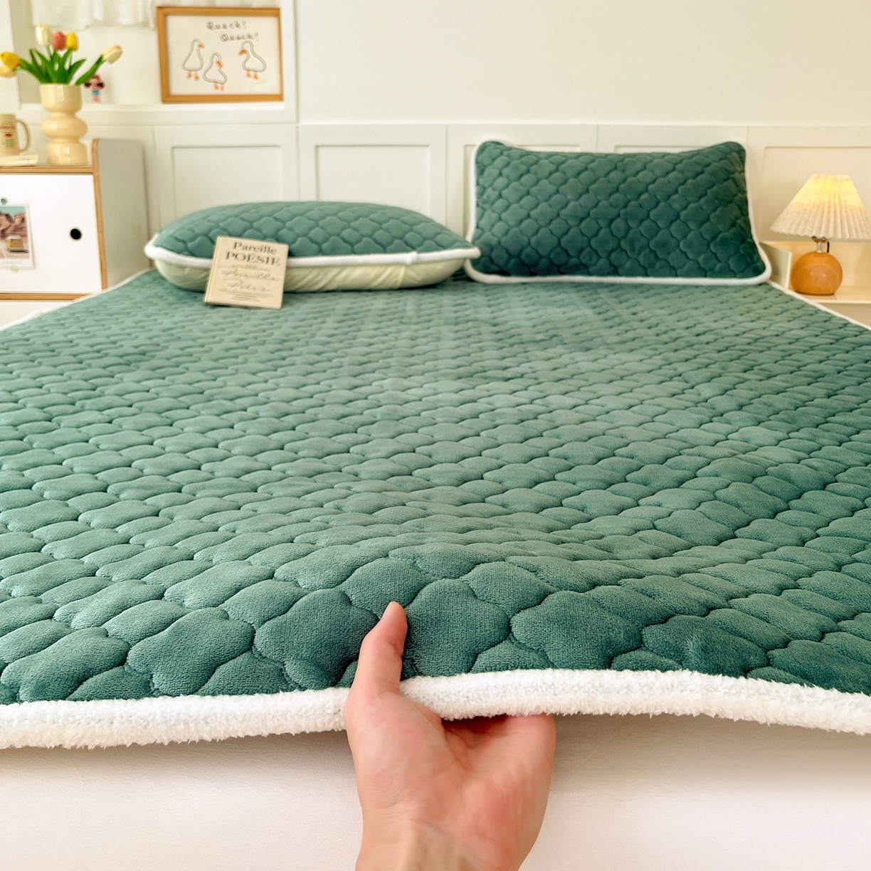 91家纺网 家纺一手货源 找家纺 富馨莱 2025新款牛奶绒夹棉床垫床盖支持一件定制 孔雀蓝